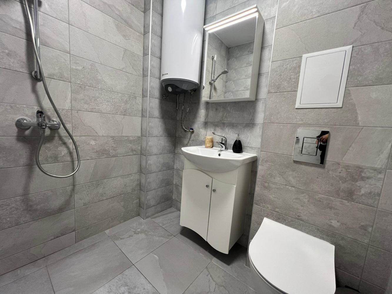 Großzügige Drei-Zimmer-Wohnung (Apartment mit zwei Schlafzimmern) mit großer Terrasse und Parkplatz in Sozopol – nahe Harmani-Strand