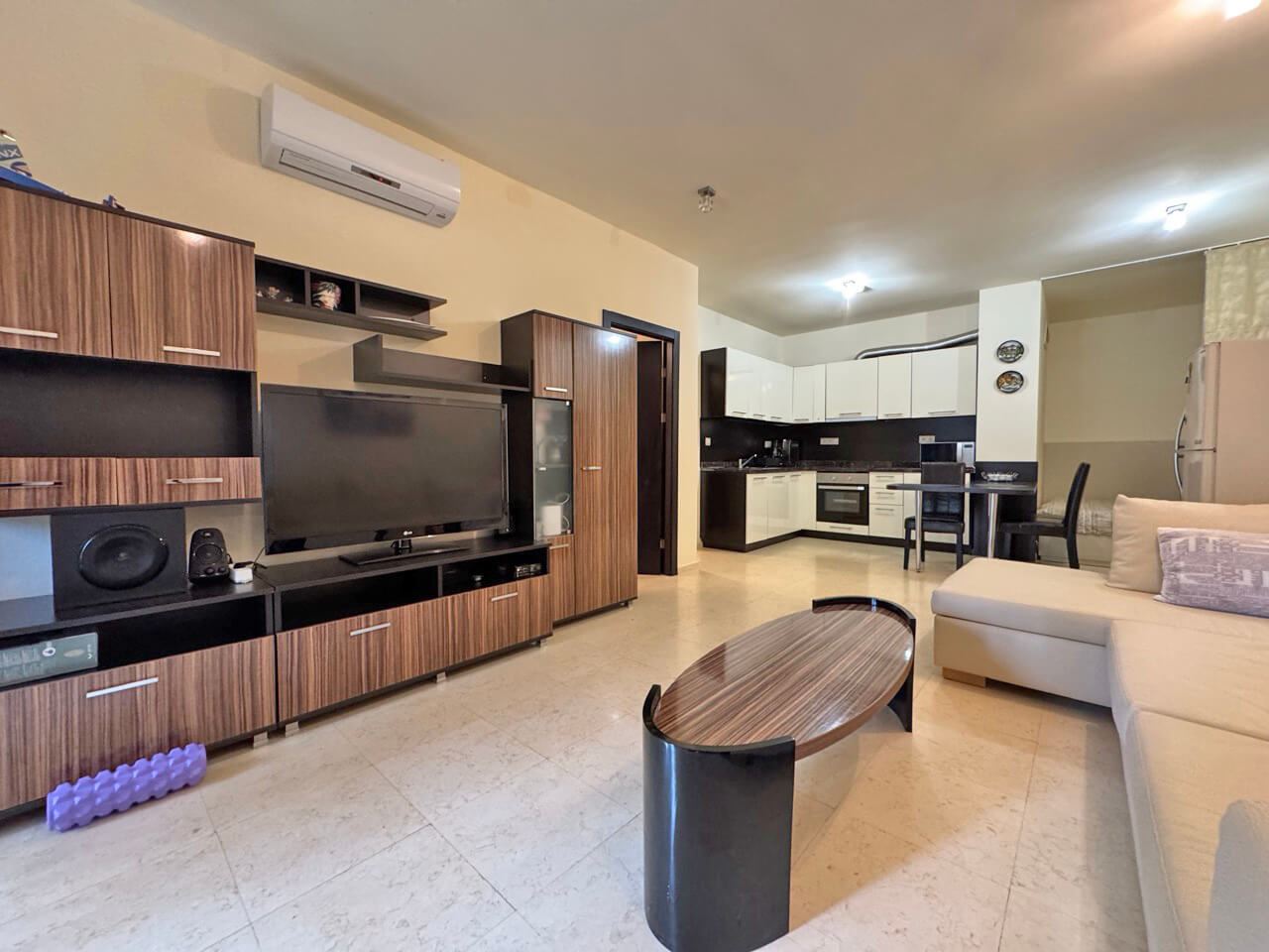 Elegante 2-Zimmer-Wohnung in erster Meereslinie in Sveti Vlas mit direktem Zugang zu Garten und Pool