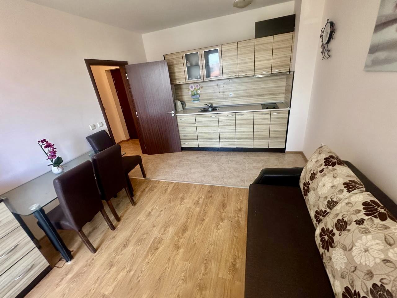 Geräumige Zweizimmerwohnung mit Blick auf den begrünten Innenhof in Nessebar