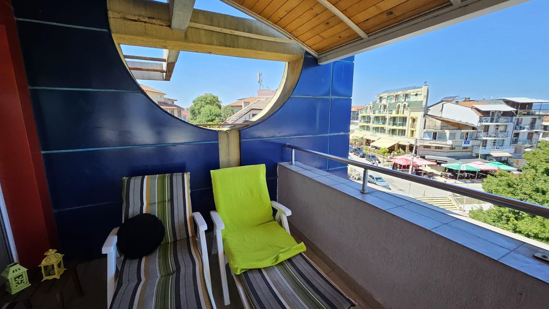 Drei-Zimmer-Wohnung in erster Meereslinie in Kiten mit Panoramablick auf das Meer und beeindruckenden Terrassen
