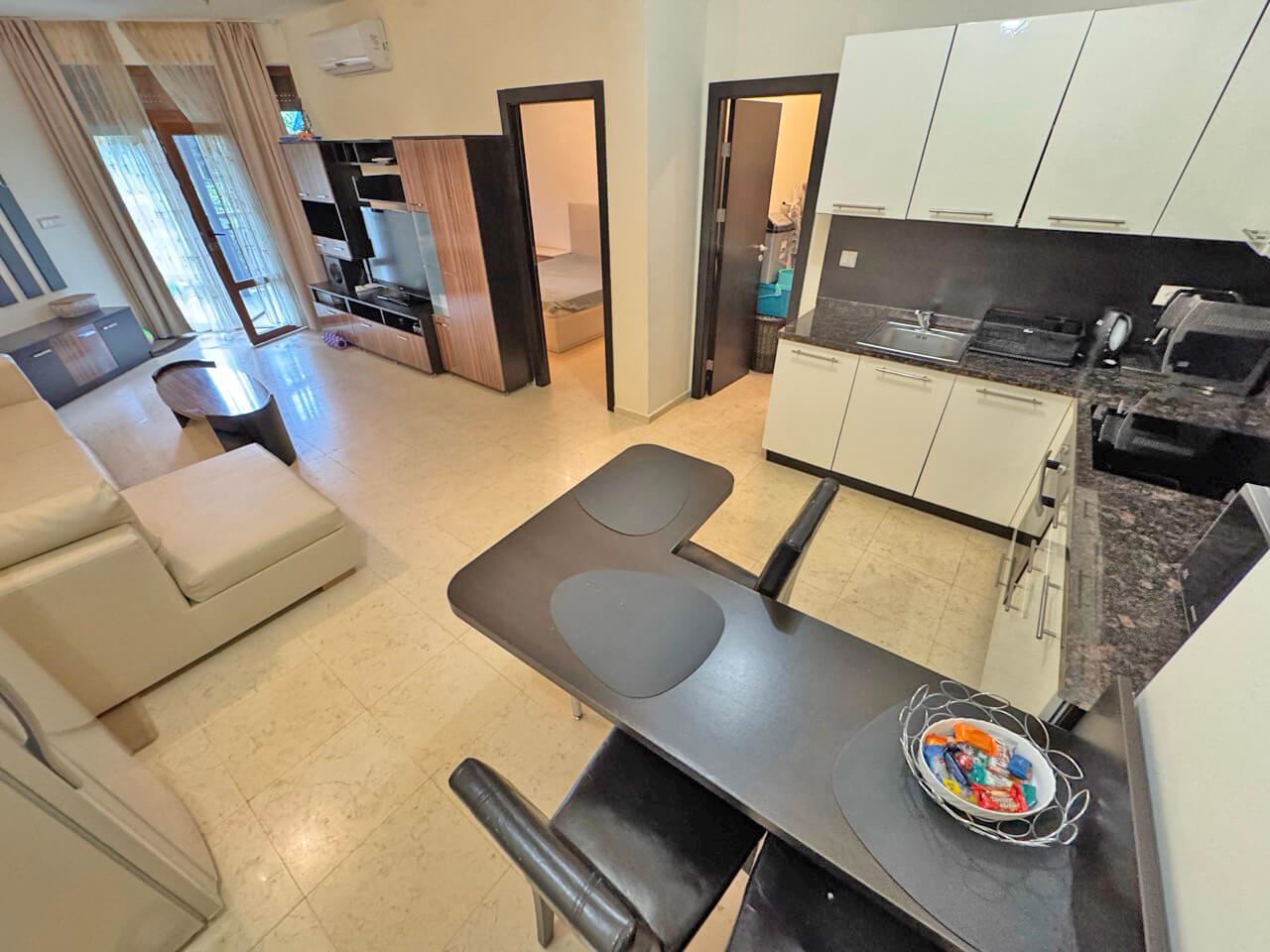 Elegante 2-Zimmer-Wohnung in erster Meereslinie in Sveti Vlas mit direktem Zugang zu Garten und Pool