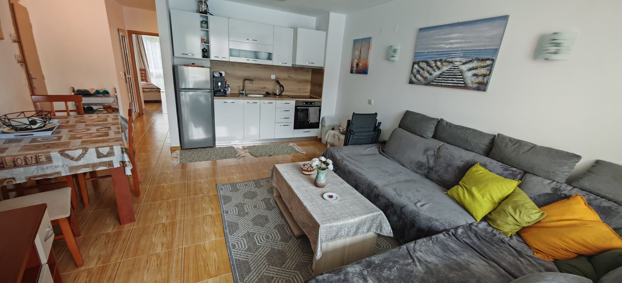 Geräumige Drei-Zimmer-Wohnung mit Blick auf den Pool und hervorragenden Annehmlichkeiten in der Anlage