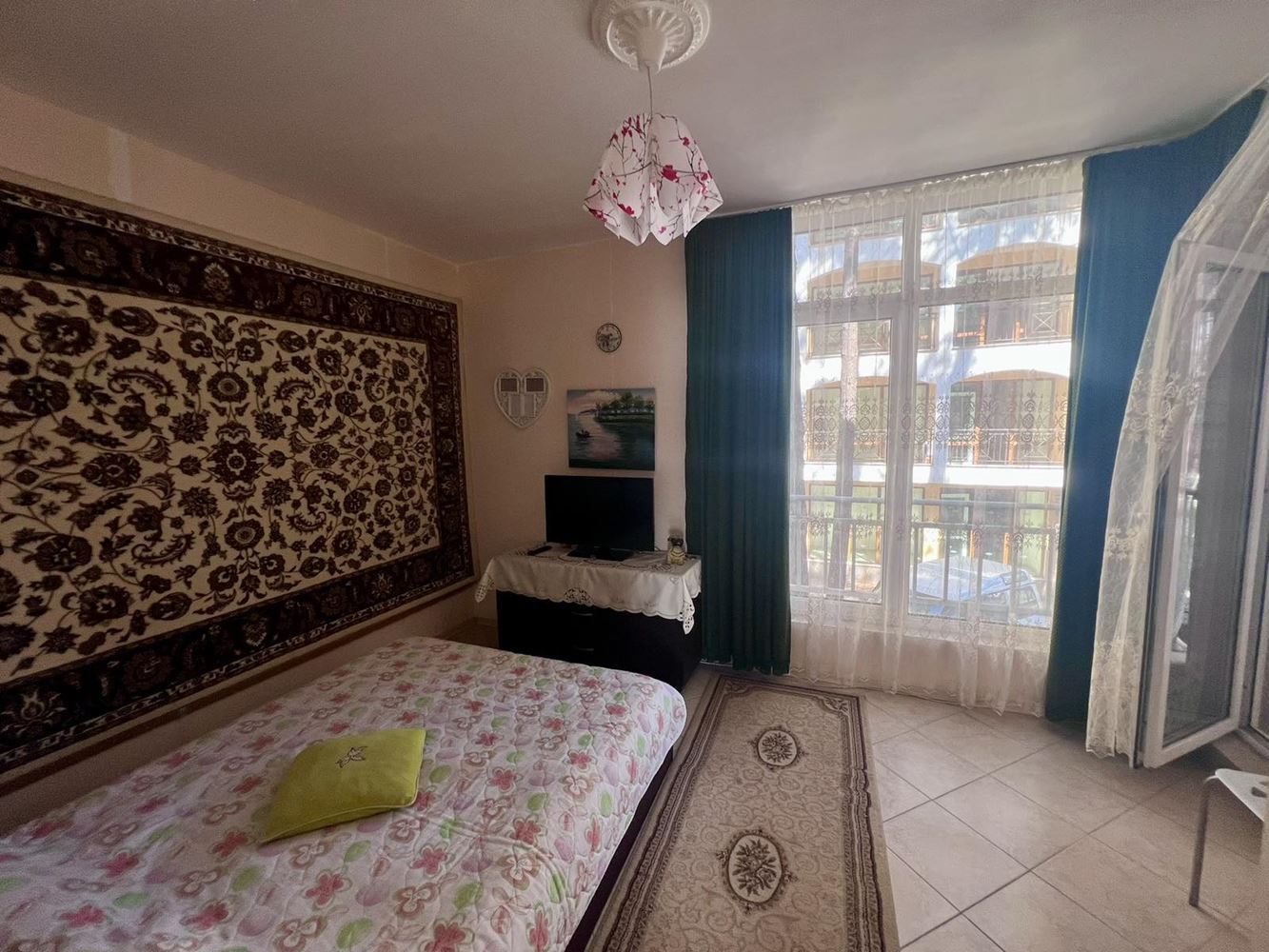 Geräumige Drei-Zimmer-Wohnung mit zwei Schlafzimmern und Blick auf den Pool in Sonnenstrand