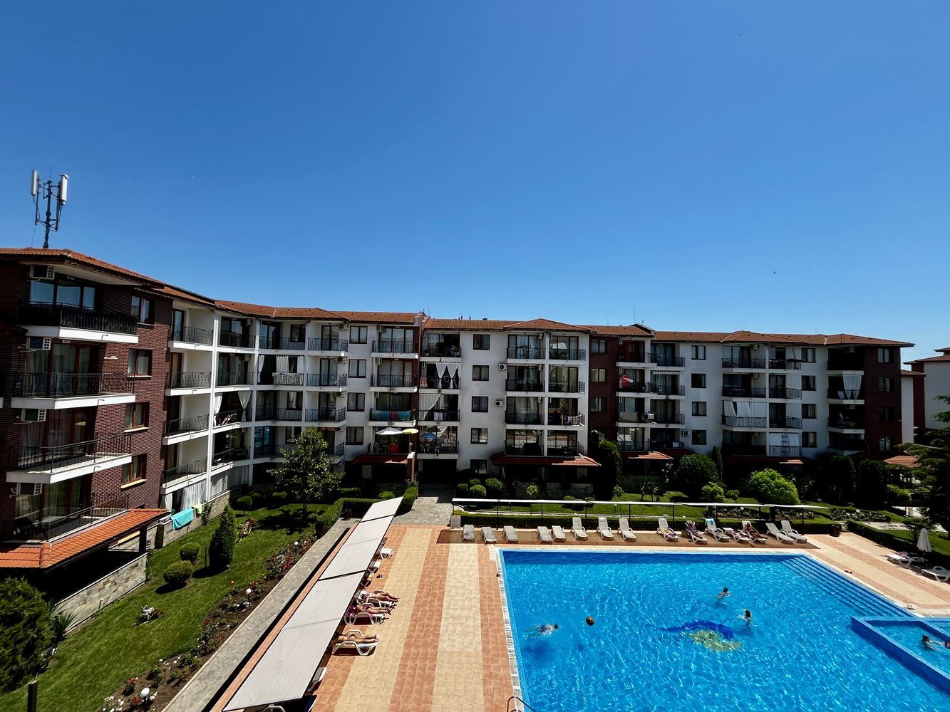 Meereskomfort und Ruhe nahe Nessebar! Möblierte Zweizimmerwohnung mit Blick auf den Pool in einer luxuriösen geschlossenen Wohnanlage