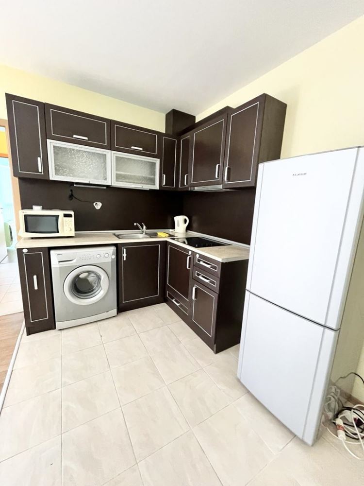 Geräumige Wohnung mit einem Schlafzimmer und Poolblick in einer hervorragend gepflegten Anlage in Pomorie