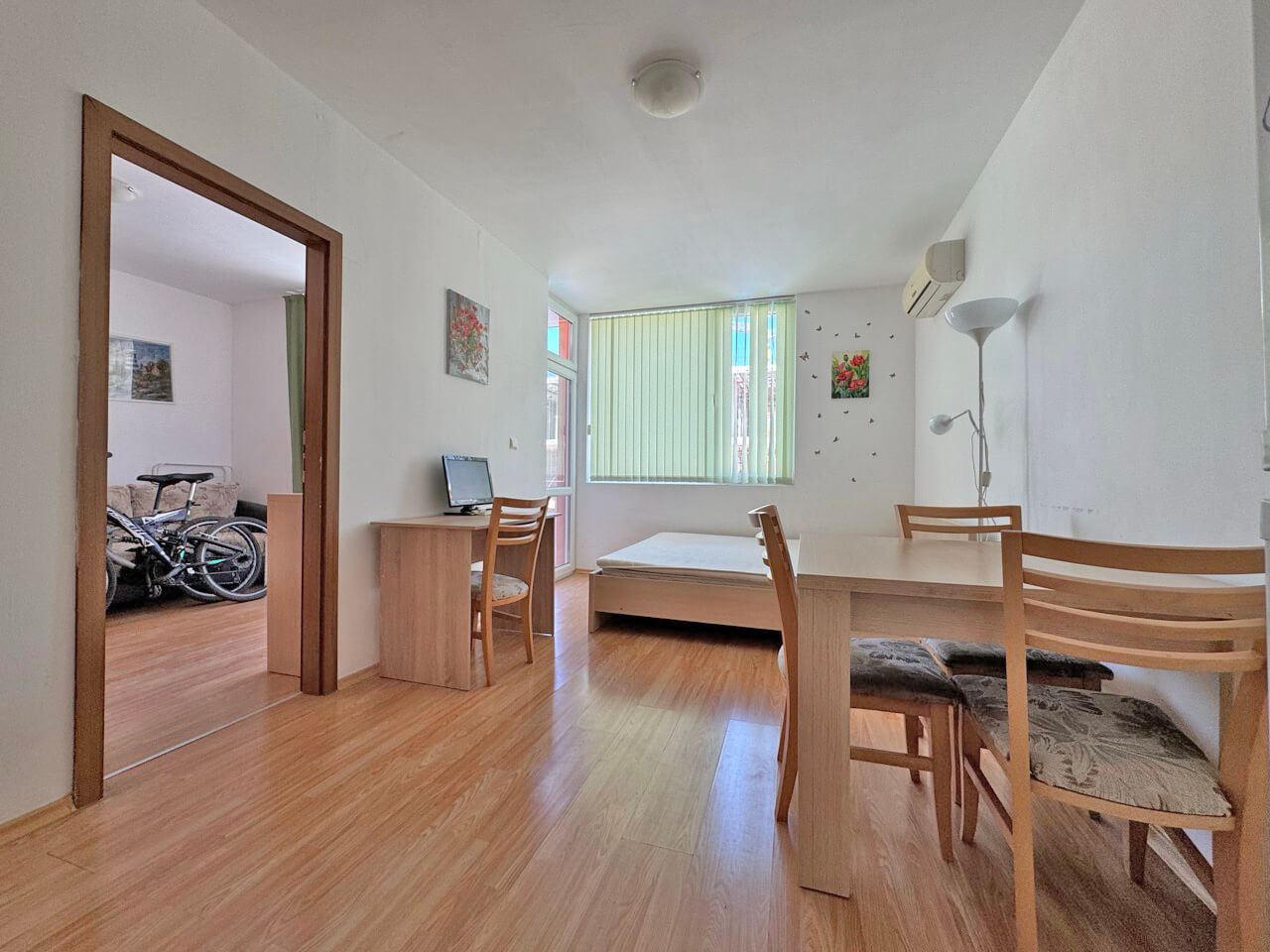Helle Wohnung mit einem Schlafzimmer und Poolblick in einer hervorragend gepflegten Anlage in Sonnenstrand