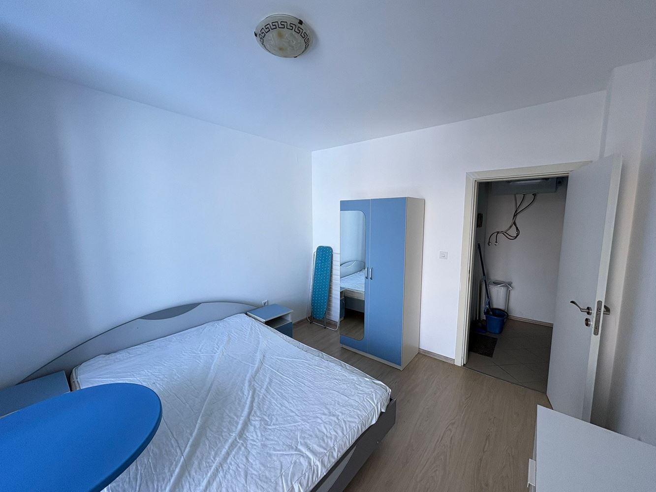 Geräumige Zwei-Zimmer-Wohnung an der ersten Meereslinie in Pomorie