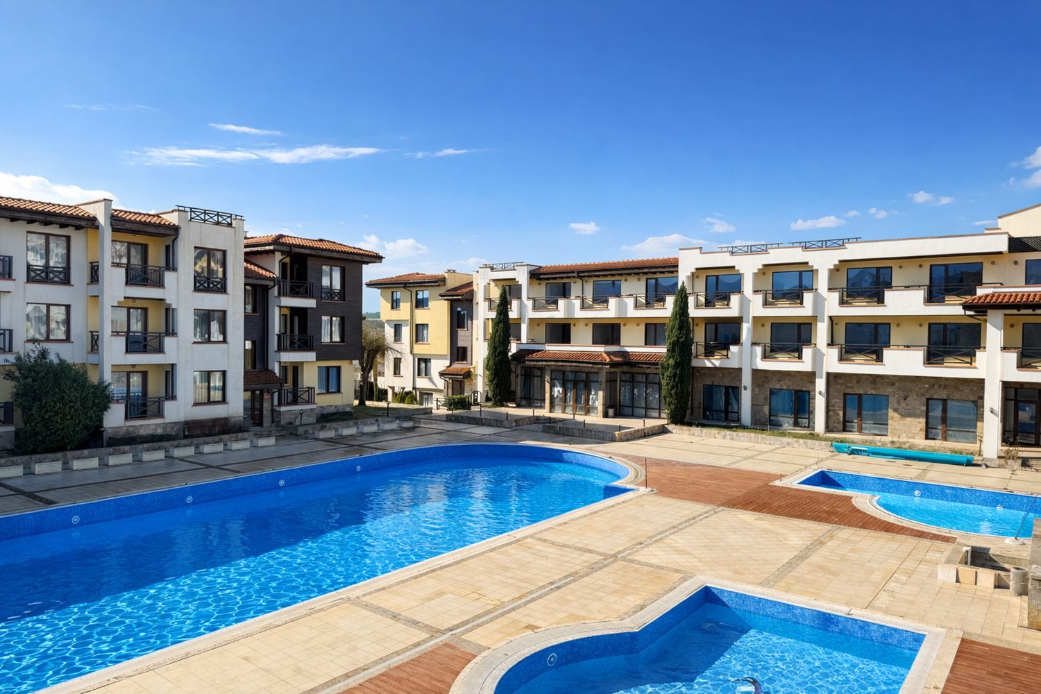 3-Zimmer-Wohnung mit Meerblick und Privatstrand in einer prestigeträchtigen Anlage in Tschernomorez
