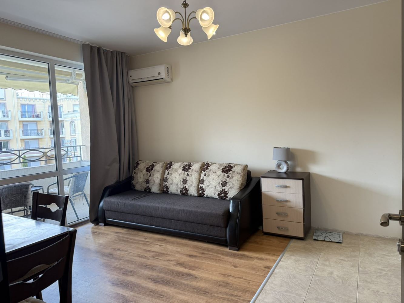 Stilvolle Einzimmerwohnung in einem modernen Komplex in Ravda – ausgezeichnete Investition nahe dem Meer