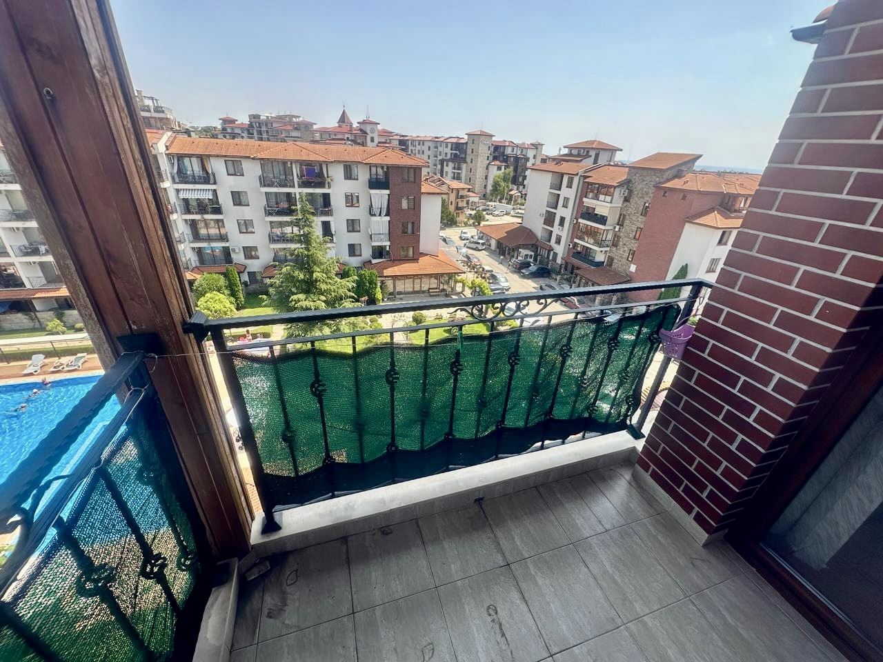 Geräumige Zweizimmerwohnung mit Blick auf den begrünten Innenhof in Nessebar
