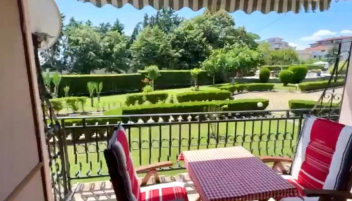 Geräumiges Apartment mit zwei Schlafzimmern in erster Meereslinie in Ravda – ein großzügiges Zuhause am Meer mit einzigartigem Ausblick