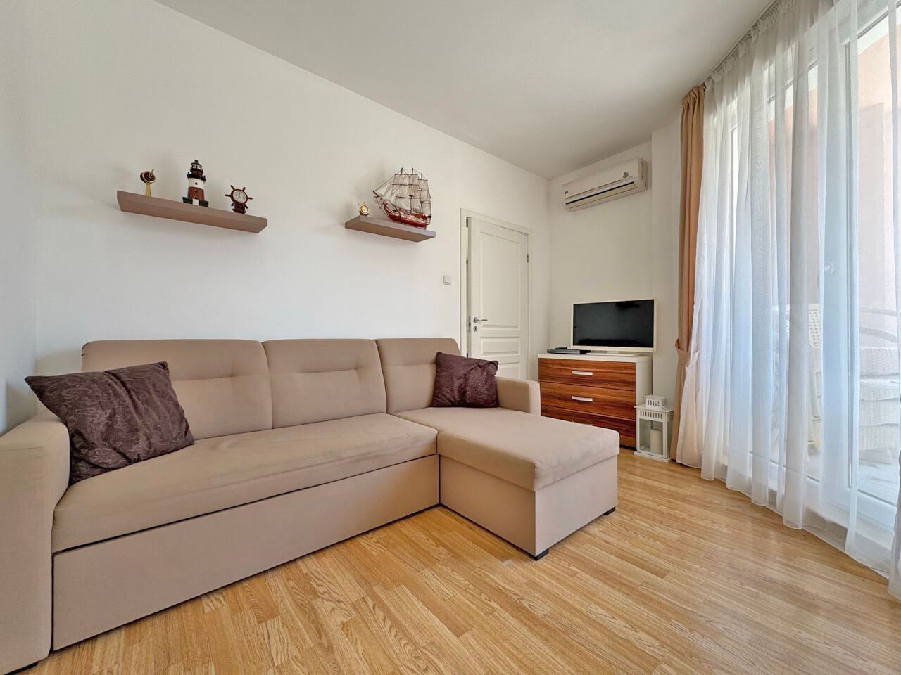 Elegante Zweizimmerwohnung mit Poolblick in einer luxuriösen Anlage in Sonnenstrand