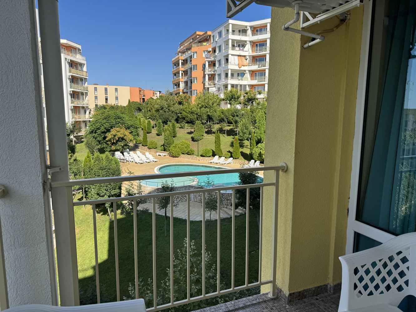 Geräumiges Studio in Sveti Vlas mit schönem Blick auf den Pool – hervorragende Investition am Meer