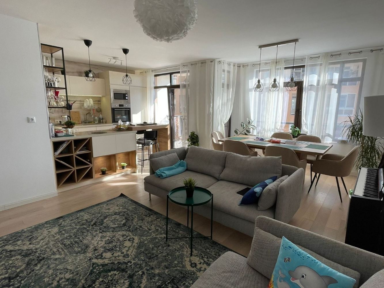 Geräumige Fünfzimmerwohnung mit Meerpanorama in Pomorie – Komfort, Stil und Funktionalität für eine große Familie