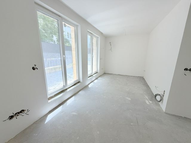 Drei-Zimmer-Wohnung mit zwei Schlafzimmern, eigenem Garten und zwei Stellplätzen in einem neuen Luxusgebäude im Herzen von Burgas
