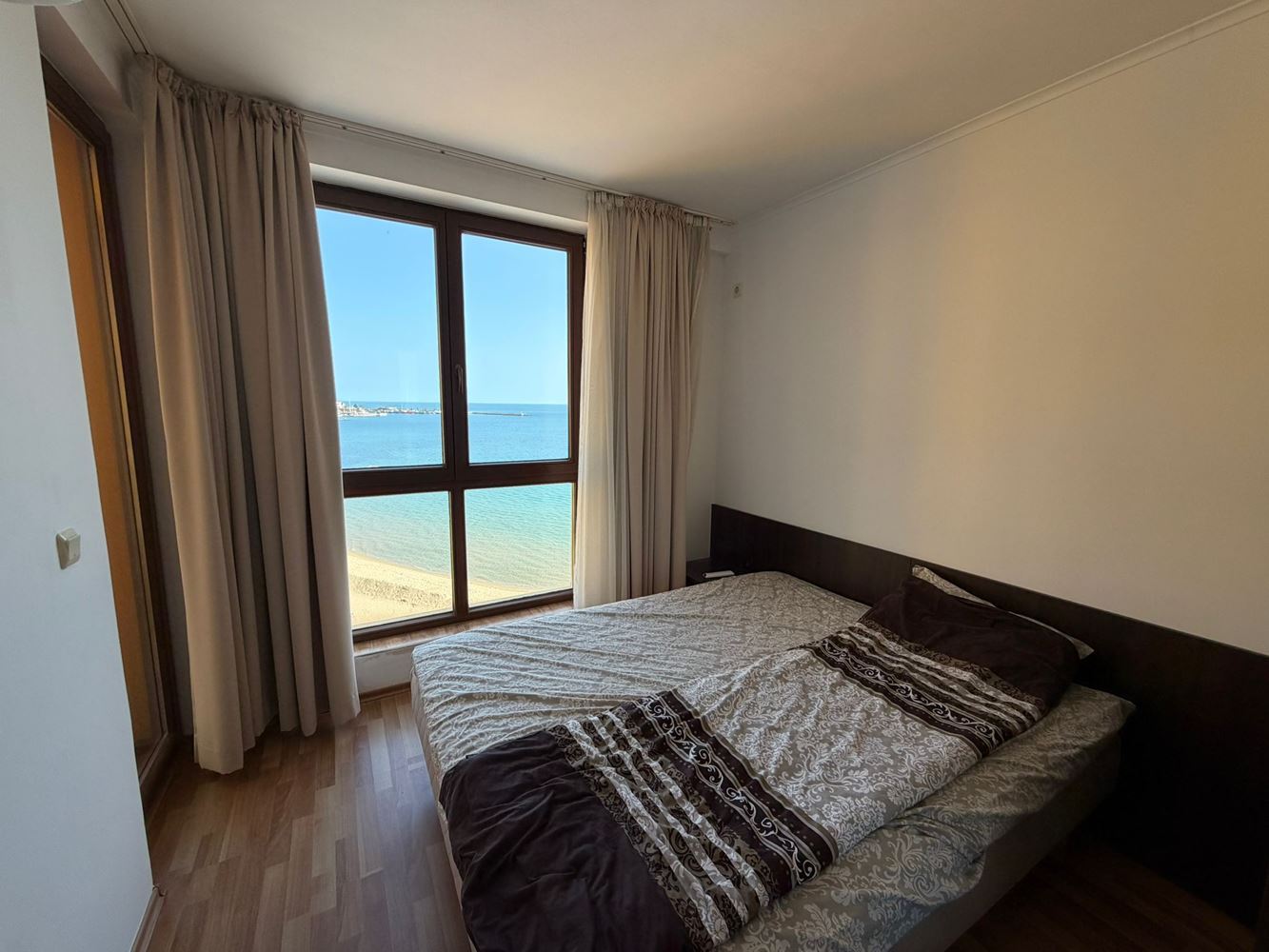 Wohnung mit zwei Schlafzimmern und direktem Meerblick in erster Meereslinie in Nessebar