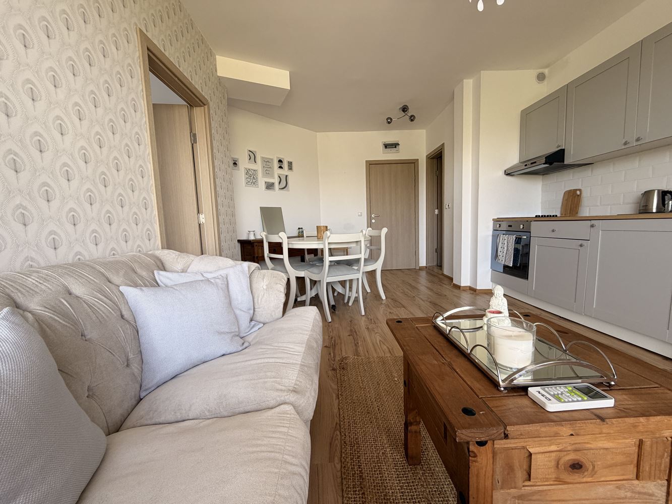 Drei-Zimmer-Wohnung mit Panoramaterrasse am Stadtrand von Sunny Beach – Komfort, Ruhe und Stil