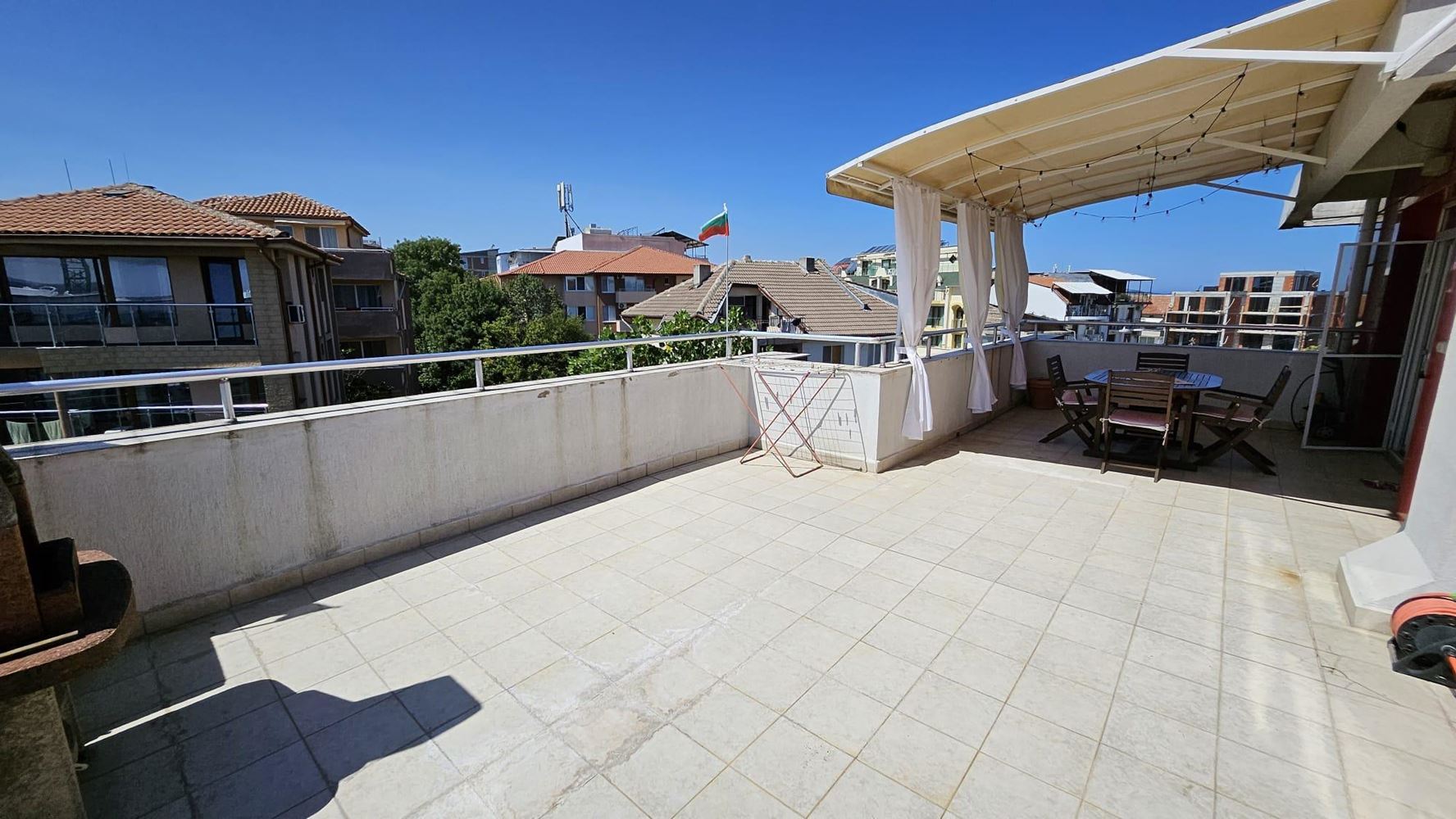Drei-Zimmer-Wohnung in erster Meereslinie in Kiten mit Panoramablick auf das Meer und beeindruckenden Terrassen