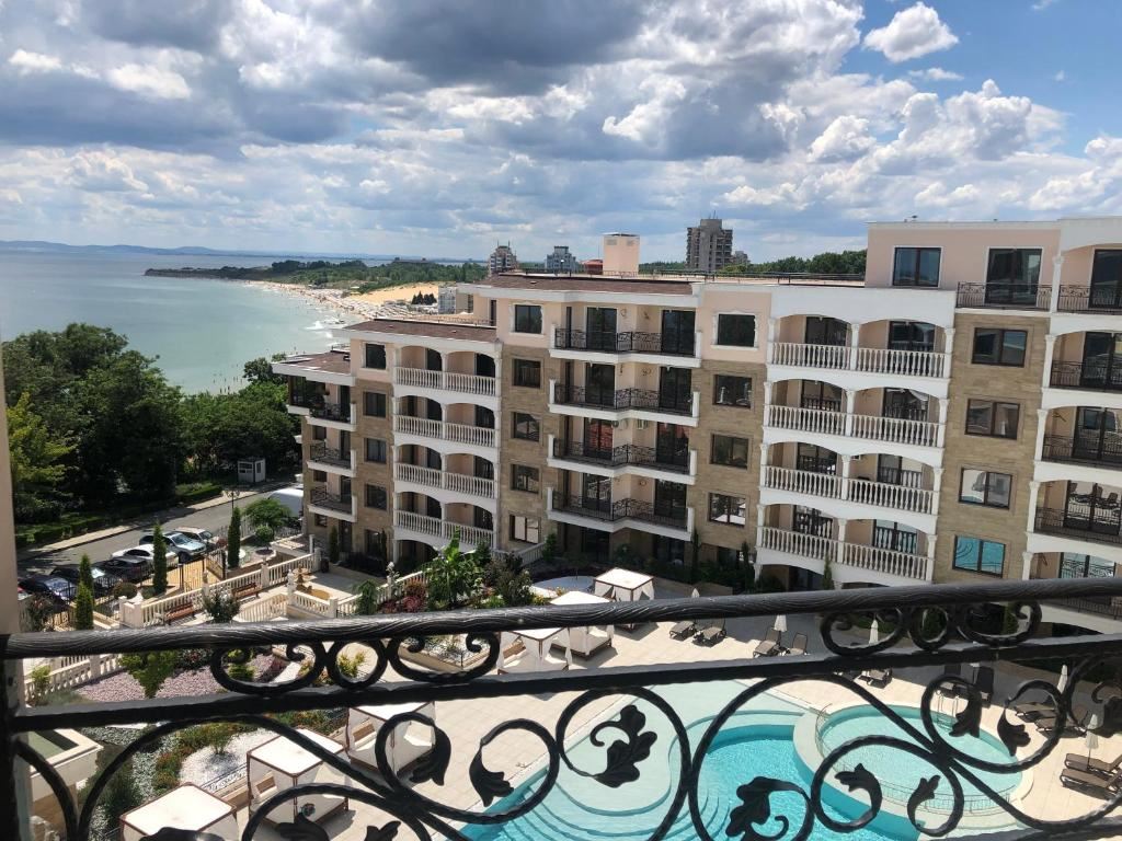 Geräumige 2-Zimmer-Wohnung mit Panoramablick auf das Meer in einem luxuriösen First-Line-Komplex in Nessebar