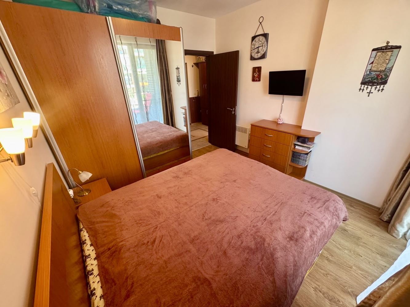 Komfortable 2-Zimmer-Wohnung mit großzügiger Terrasse und Poolblick in einer luxuriösen Anlage in Nessebar