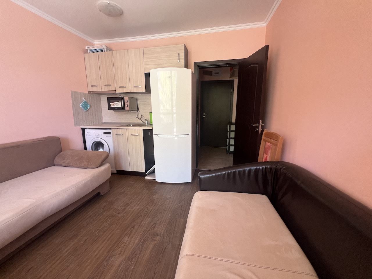 Gemütliches Studio im Herzen von Elenite – nur wenige Minuten vom Strand entfernt, in einer geschlossenen Anlage mit Pool und hervorragenden Annehmlichkeiten