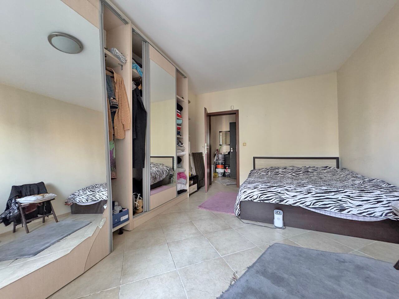 Geräumige Zwei-Zimmer-Wohnung mit niedriger Wartungsgebühr am Sonnenstrand
