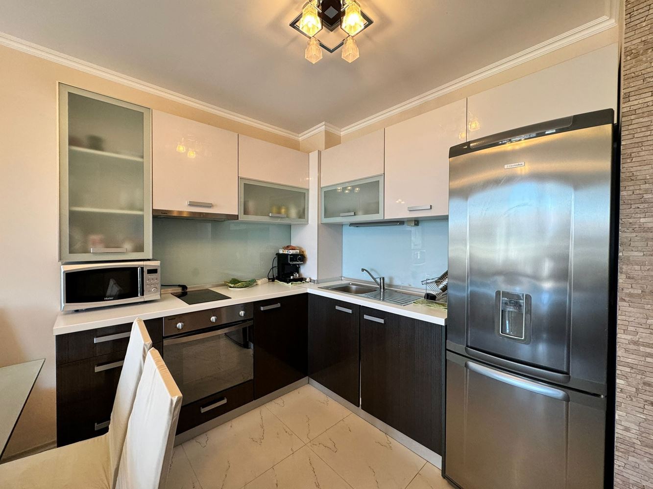 Stilvolle Zwei-Zimmer-Wohnung in einer Eliteanlage im Herzen von Sveti Vlas