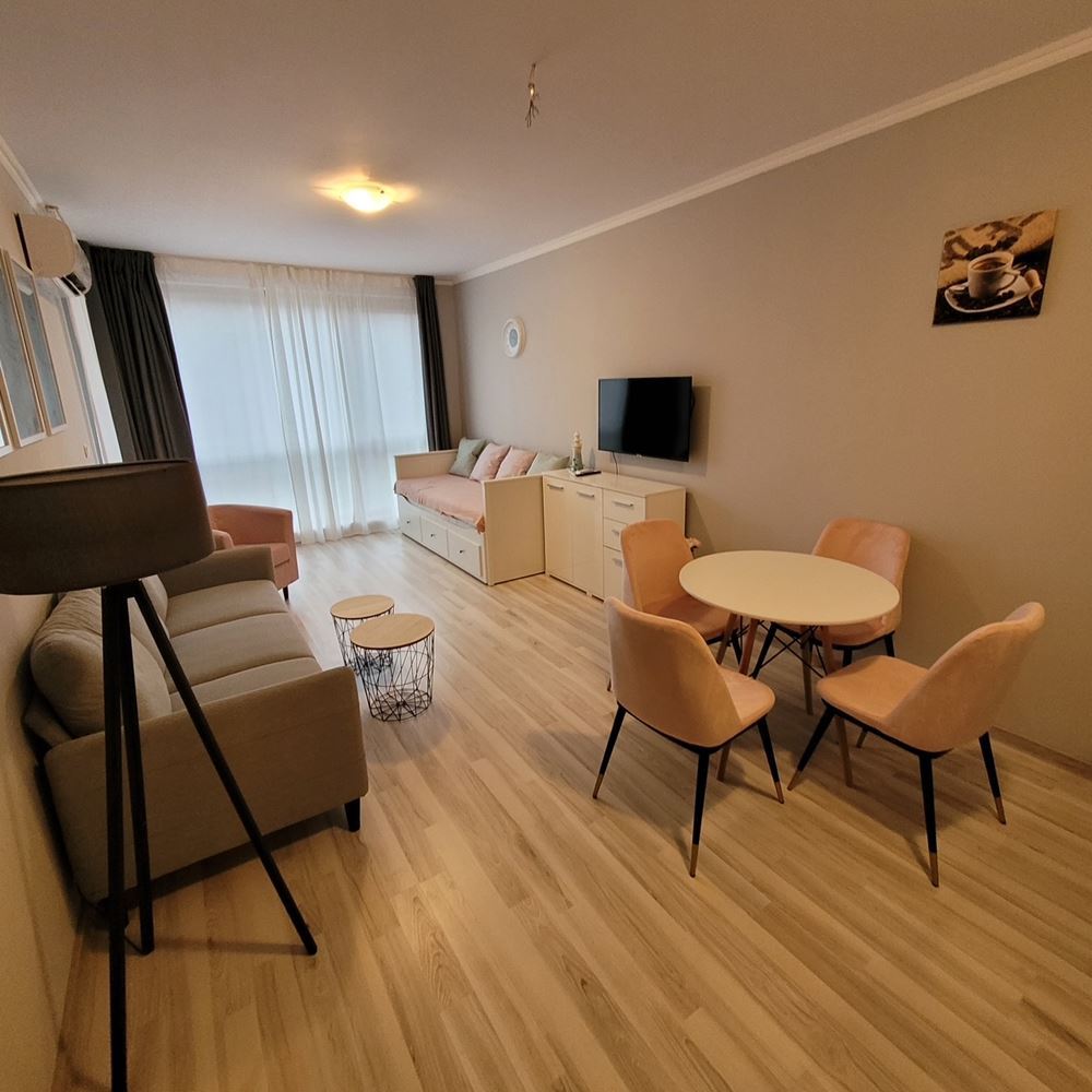 Gemütliche Zweizimmerwohnung mit neuer Einrichtung in einer geschlossenen Wohnanlage nahe dem Meer im Ferienort Elenite