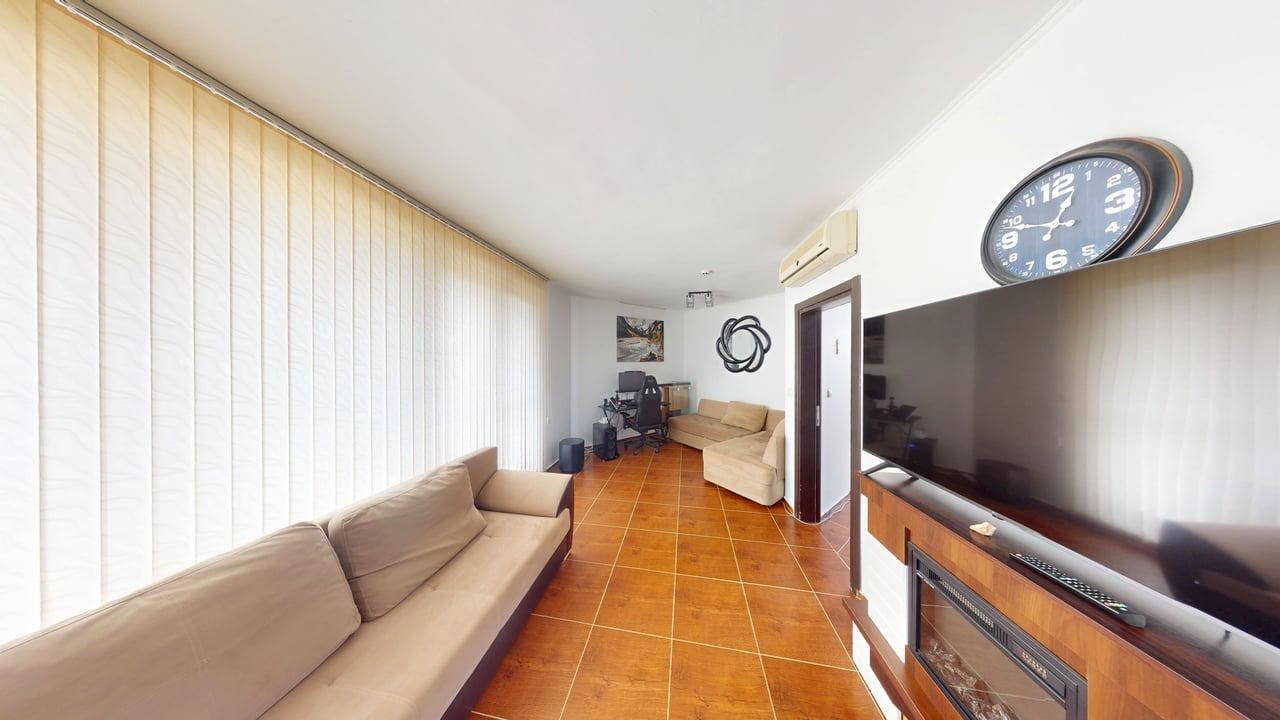 Zweizimmerwohnung mit Panoramablick auf das Meer und die Berge in einer Wohnanlage mit Swimmingpools und SPA-Zentrum