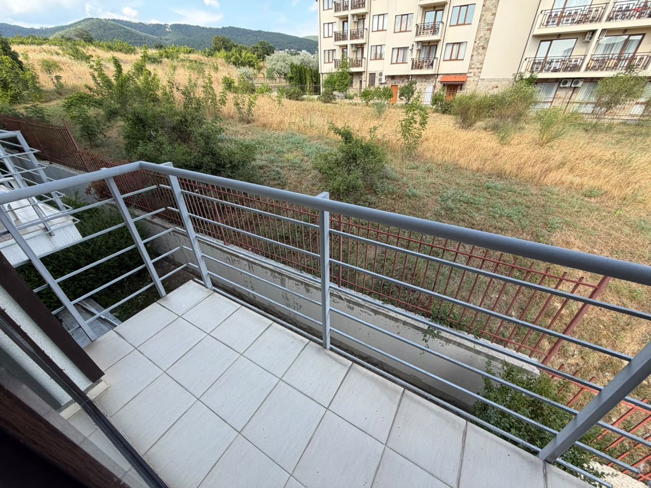Geräumige Wohnung mit zwei Schlafzimmern mit Meer- und Bergblick in einer schönen geschlossenen Wohnanlage am Meer
