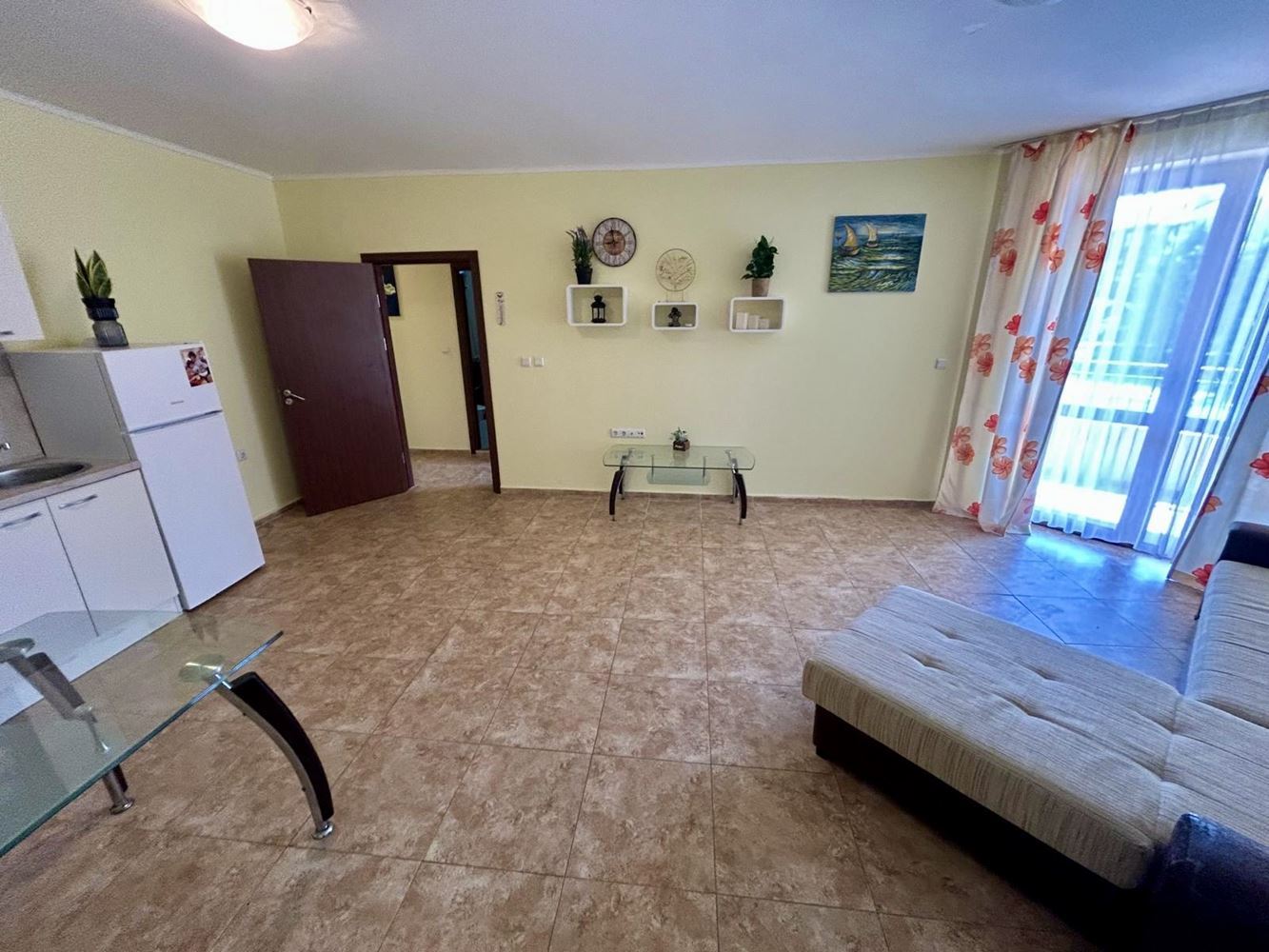 Geräumige Zwei-Zimmer-Wohnung mit Poolblick in Nessebar
