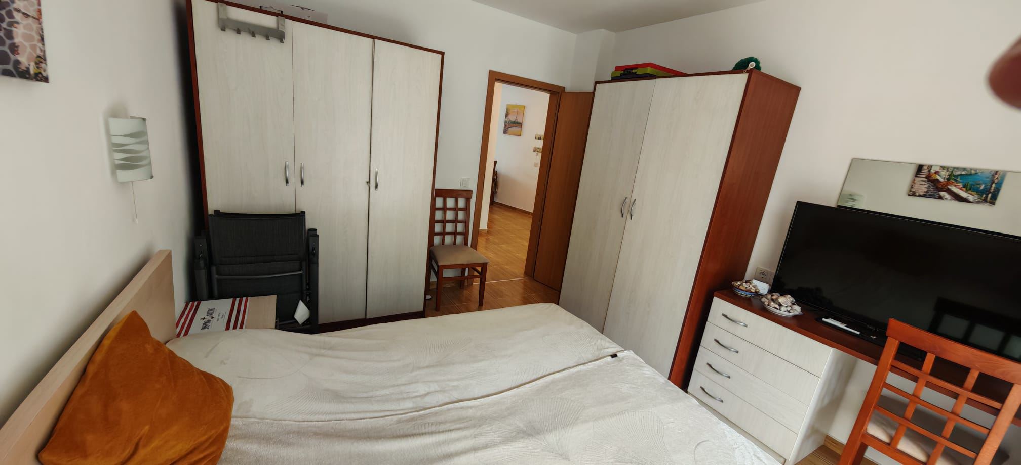 Geräumige Drei-Zimmer-Wohnung mit Blick auf den Pool und hervorragenden Annehmlichkeiten in der Anlage