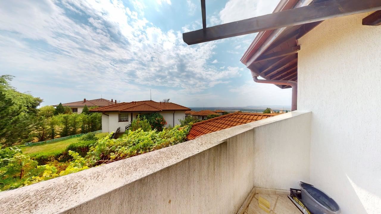 Zweizimmerwohnung mit Panoramablick auf das Meer und die Berge in einer Wohnanlage mit Swimmingpools und SPA-Zentrum