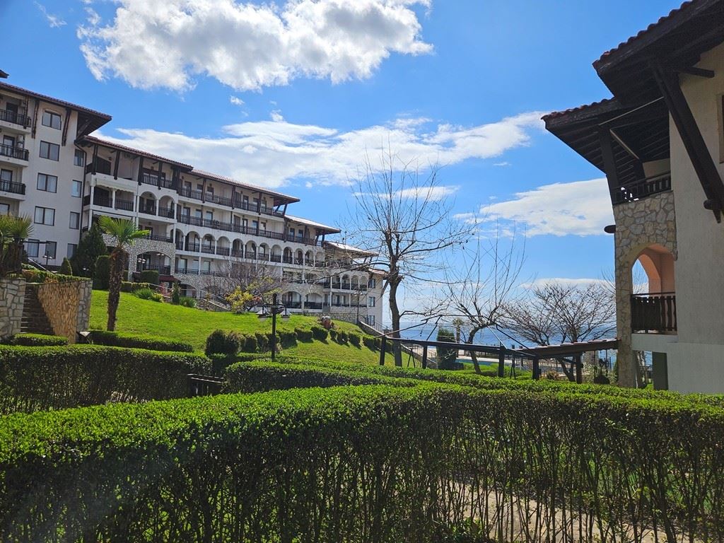 Luxus in erster Meereslinie – stilvolle Wohnung mit Veranda, privatem Garten und Meerblick in Sveti Vlas