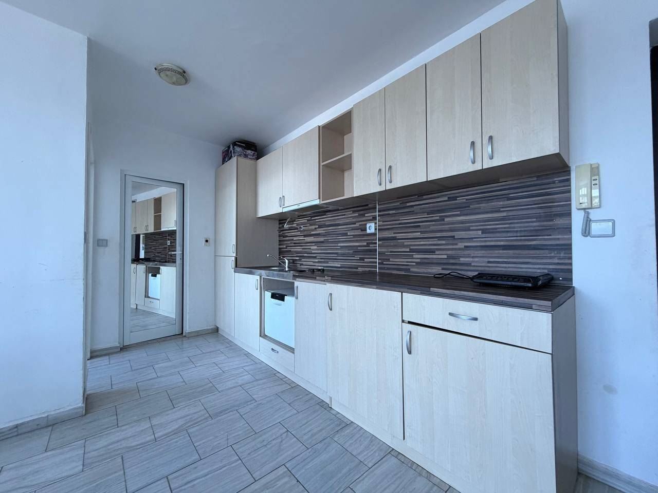 Wohnung mit einem Schlafzimmer in erster Meereslinie in Pomorie – Panoramablick auf das Meer und den Pool