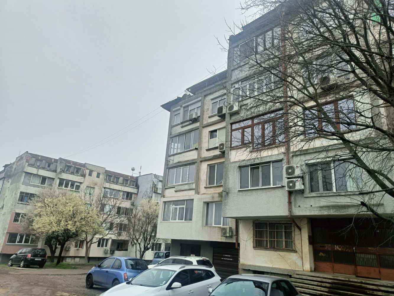 Geräumige Wohnung mit zwei Schlafzimmern mit Keller und Dachboden in einem Backsteingebäude in Meden Rudnik – Zone D