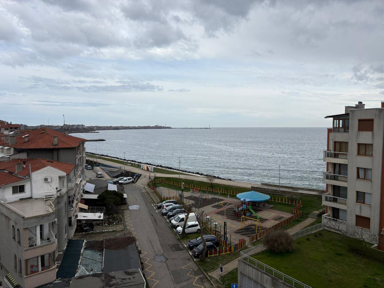 Pomorie – Geräumige Wohnung mit 2 Schlafzimmern in erster Linie mit Meerblick und niedriger Wartungsgebühr