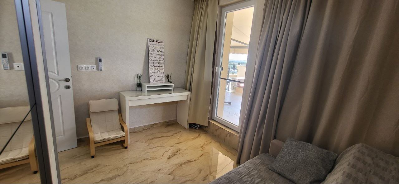 Drei-Zimmer-Wohnung mit zwei Schlafzimmern und großer Panoramaterrasse in einer stilvollen Wohnanlage in Sonnenstrand