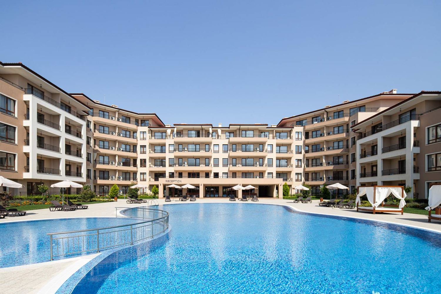 Drei-Zimmer-Wohnung mit Blick auf den Pool in Sveti Vlas – Komfort, Stil und hervorragende Lage