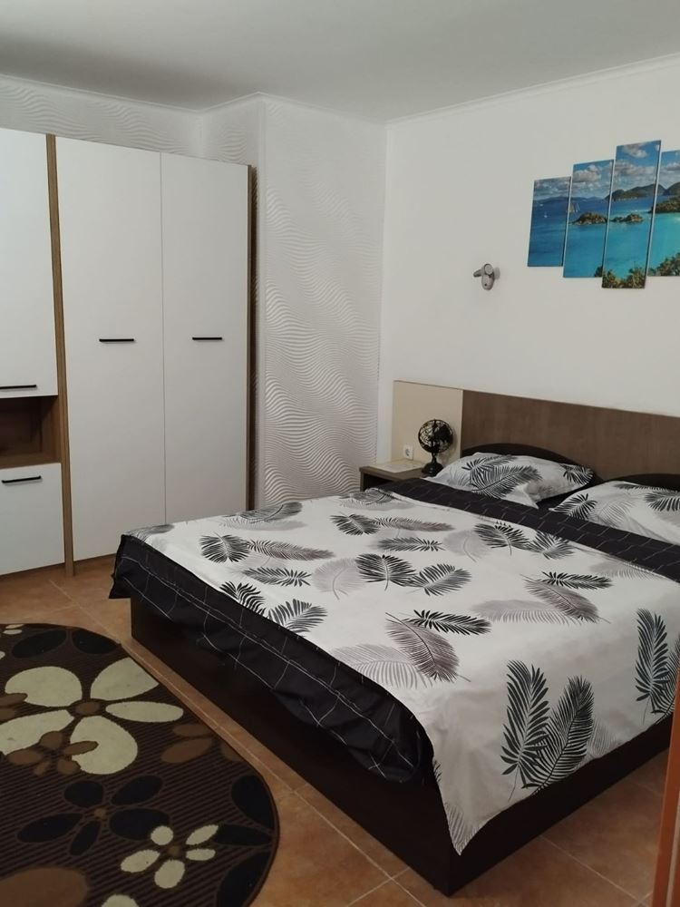 Geräumige Drei-Zimmer-Wohnung in Nessebar mit niedriger Jahresgebühr und kostenlosem Parkplatz