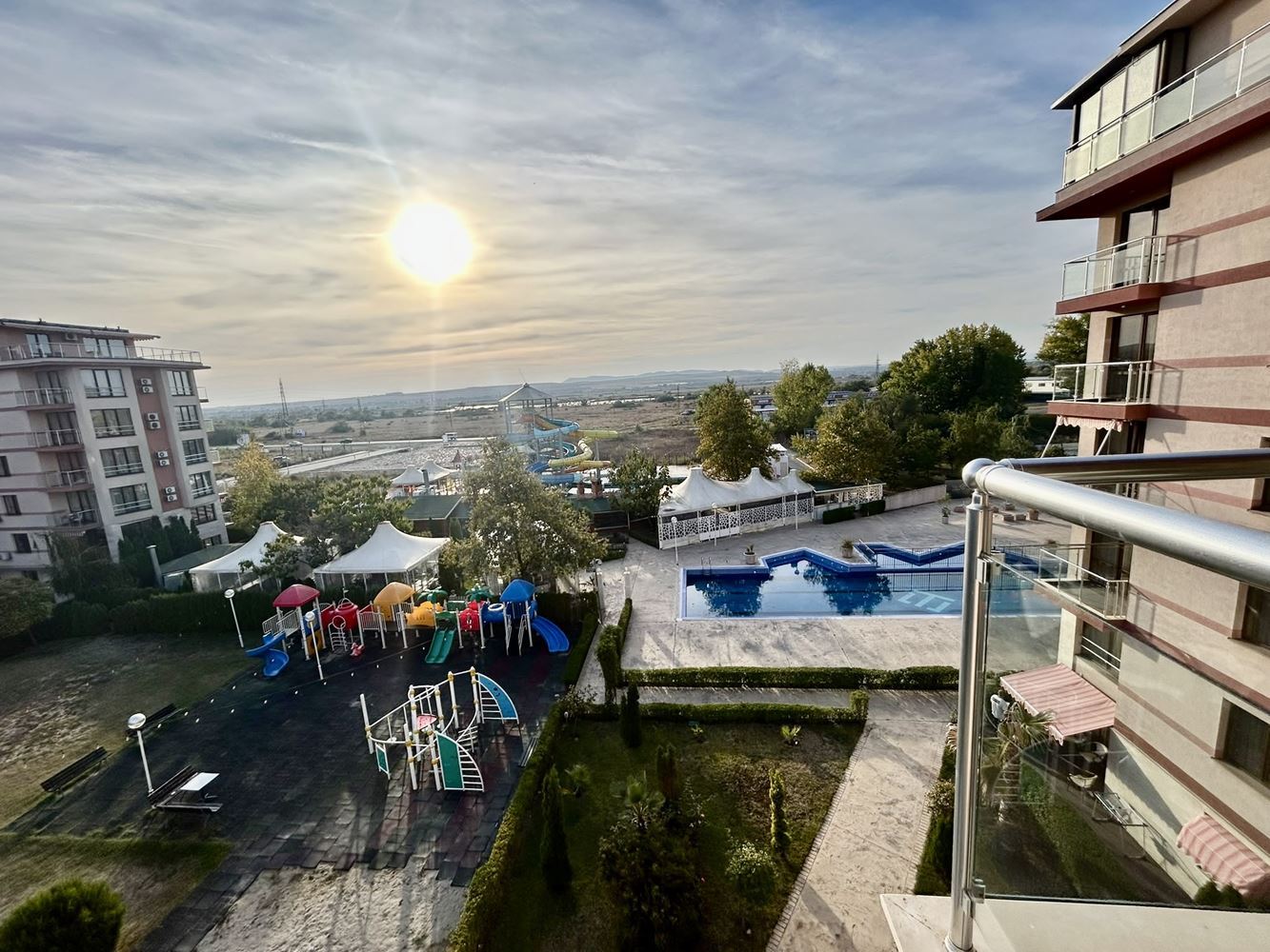 Zweizimmerwohnung mit Blick auf den Pool in einer Anlage mit umfangreicher Infrastruktur