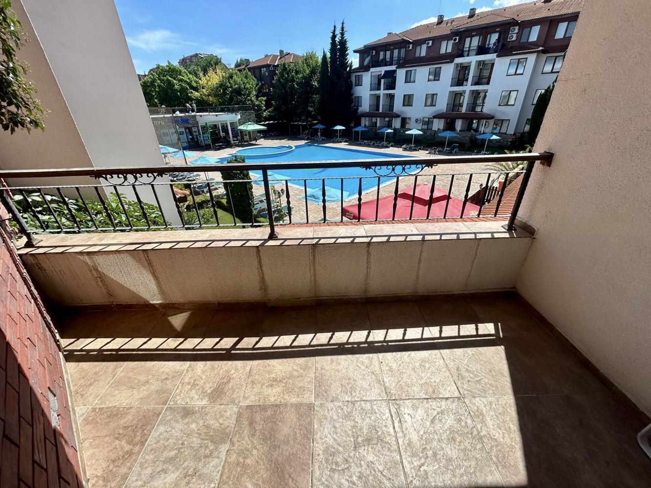 Geräumige Zwei-Zimmer-Wohnung mit Poolblick in Nessebar