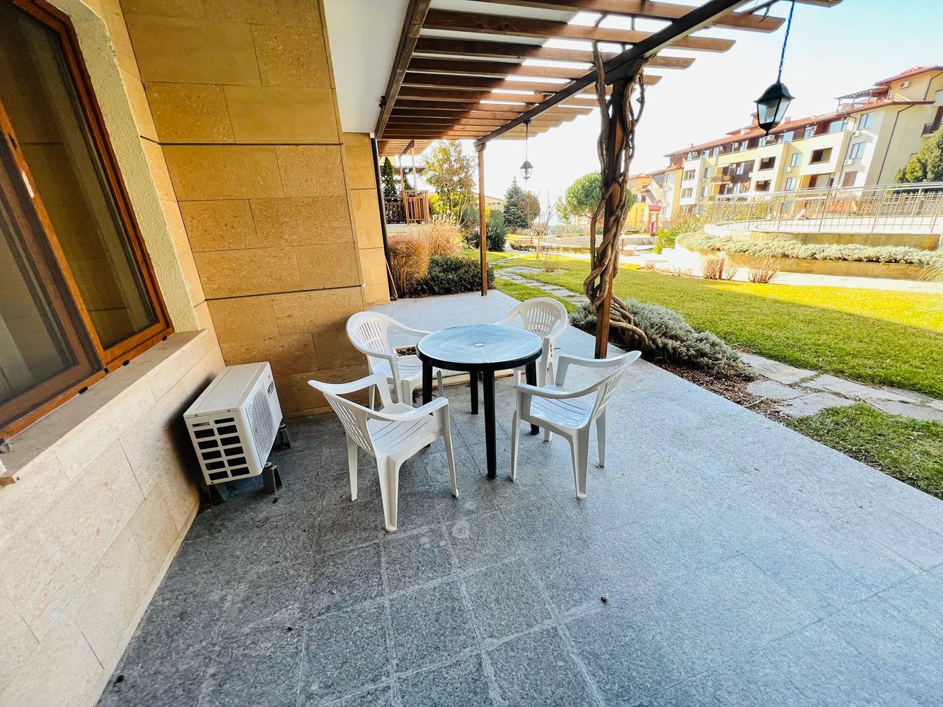 Geräumige Wohnung mit zwei Schlafzimmern und Meerblick in einem luxuriösen Komplex in erster Meereslinie in Sveti Vlas