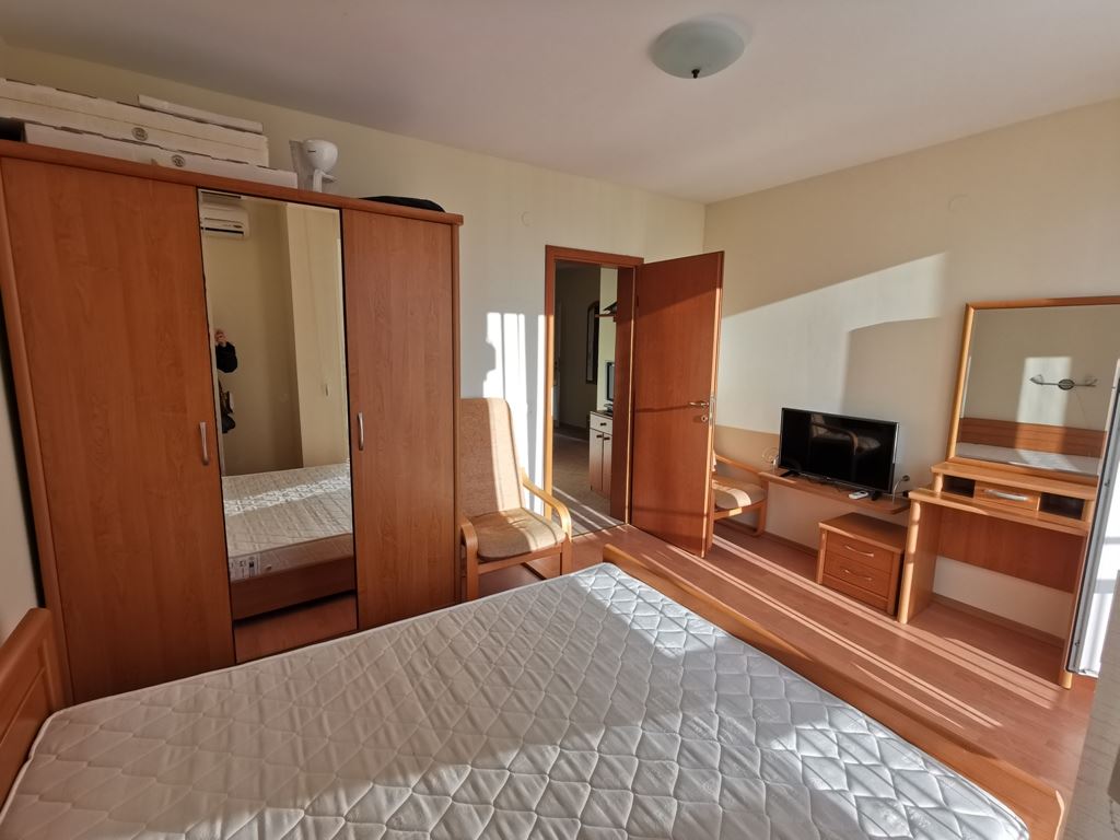 Wir bieten Ihnen eine exklusive Drei-Zimmer-Wohnung mit teilweisem Meerblick, gelegen in einer der gefragtesten und sehr gepflegten Anlagen in Sweti Wlas. 