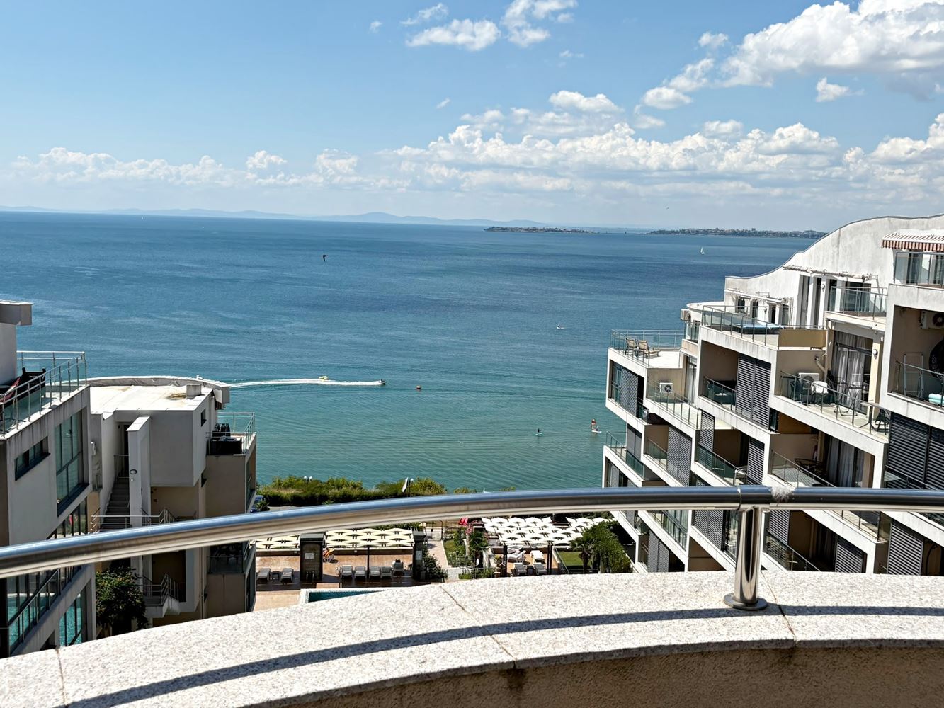 Luxuriöse 2-Zimmer-Wohnung mit Panoramablick auf das Meer in erster Linie in Sveti Vlas