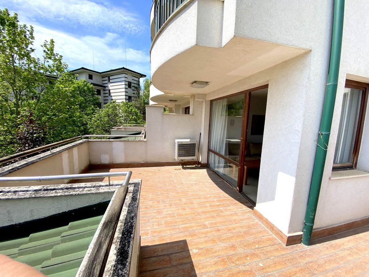 Zwei-Zimmer-Wohnung (mit einem Schlafzimmer) in erster Meereslinie in Ravda – Luxus, Natur und beeindruckender Poolblick