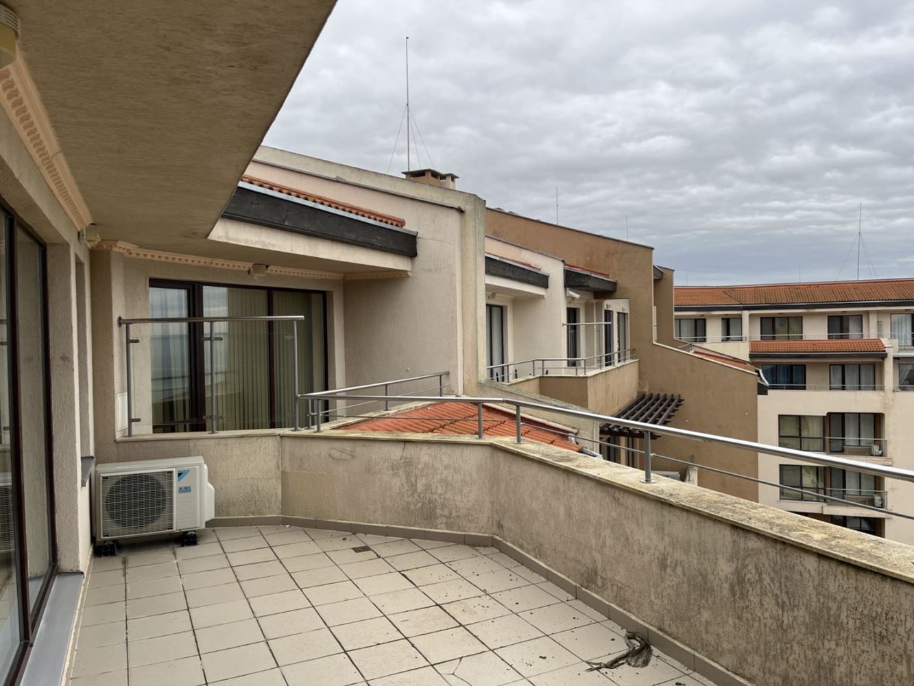 Obzor – möblierte Ein-Zimmer-Wohnung in erster Meereslinie mit Panoramameerblick