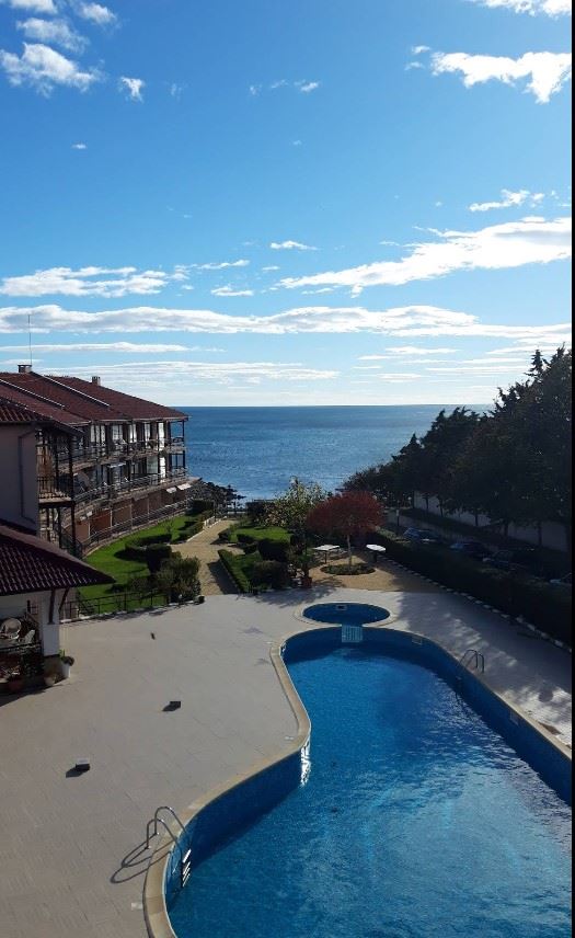 Geräumiges Apartment mit zwei Schlafzimmern in erster Meereslinie in Ravda – ein großzügiges Zuhause am Meer mit einzigartigem Ausblick