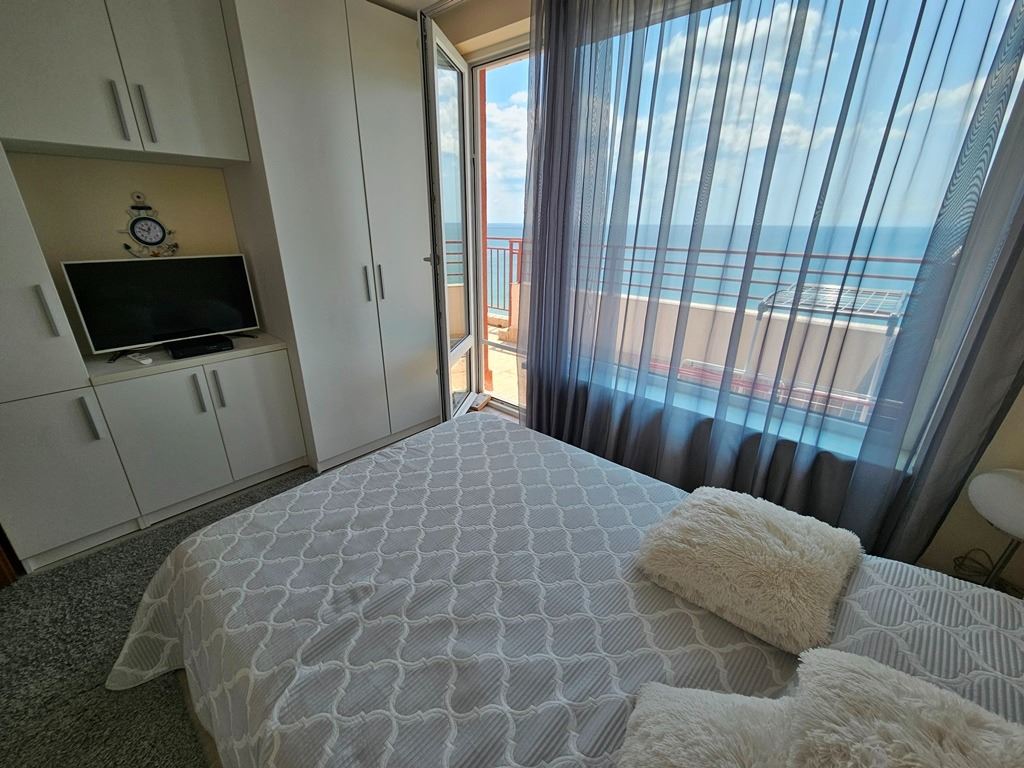Luxuriöses Panoramaapartment in erster Meereslinie mit zwei Schlafzimmern und einer riesigen Terrasse