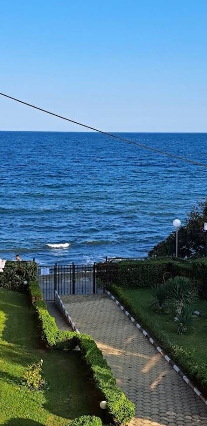Geräumiges Apartment mit zwei Schlafzimmern in erster Meereslinie in Ravda – ein großzügiges Zuhause am Meer mit einzigartigem Ausblick